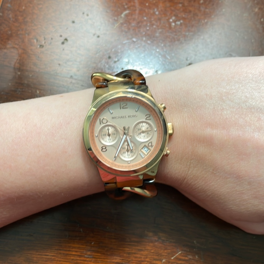 Michael Kors Gold and Tortoise Chain-Link Watch - Picture 4 of 4